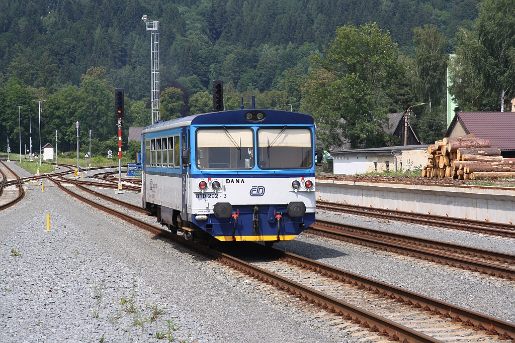 CD 810 292-3  DANA  verlässt am 21.Juli 2018 mit dem Os 13666 nach Stare Mesto pod Sneznikem den Bahnhof Hanusovice..