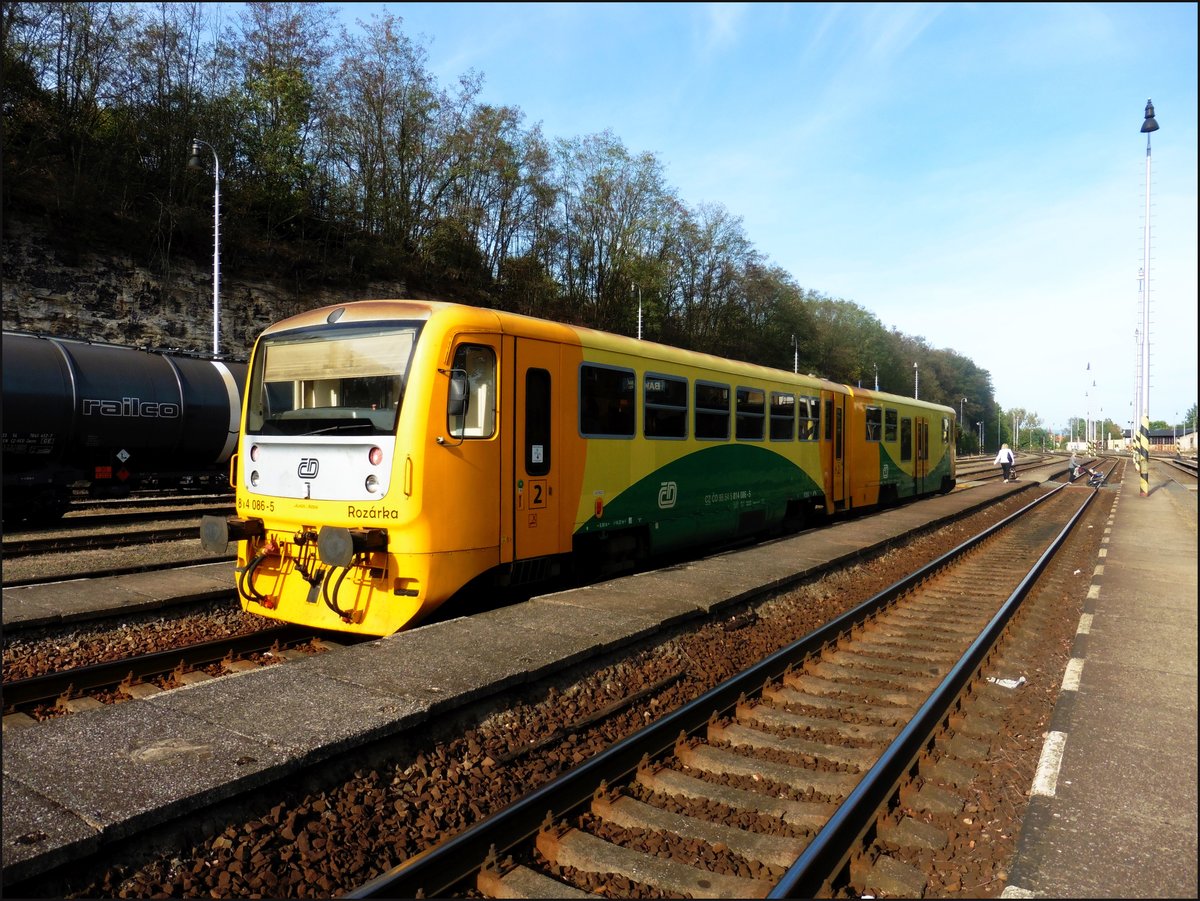 CD 814 086-5 in Hbf. Bakov nad Jizerou am 26. 9. 2018