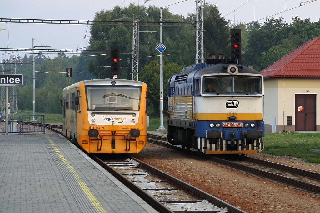 CD 814 174-9 und 754 027-1 am frühen Morgen des 05.August 2018 im Bahnhof Ceske Velenice.