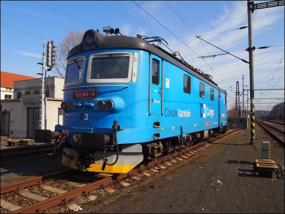 CD Cargo 123 001-0 stand am Bahnhof Kralupy nad Vltavou am 22.7. 2016.