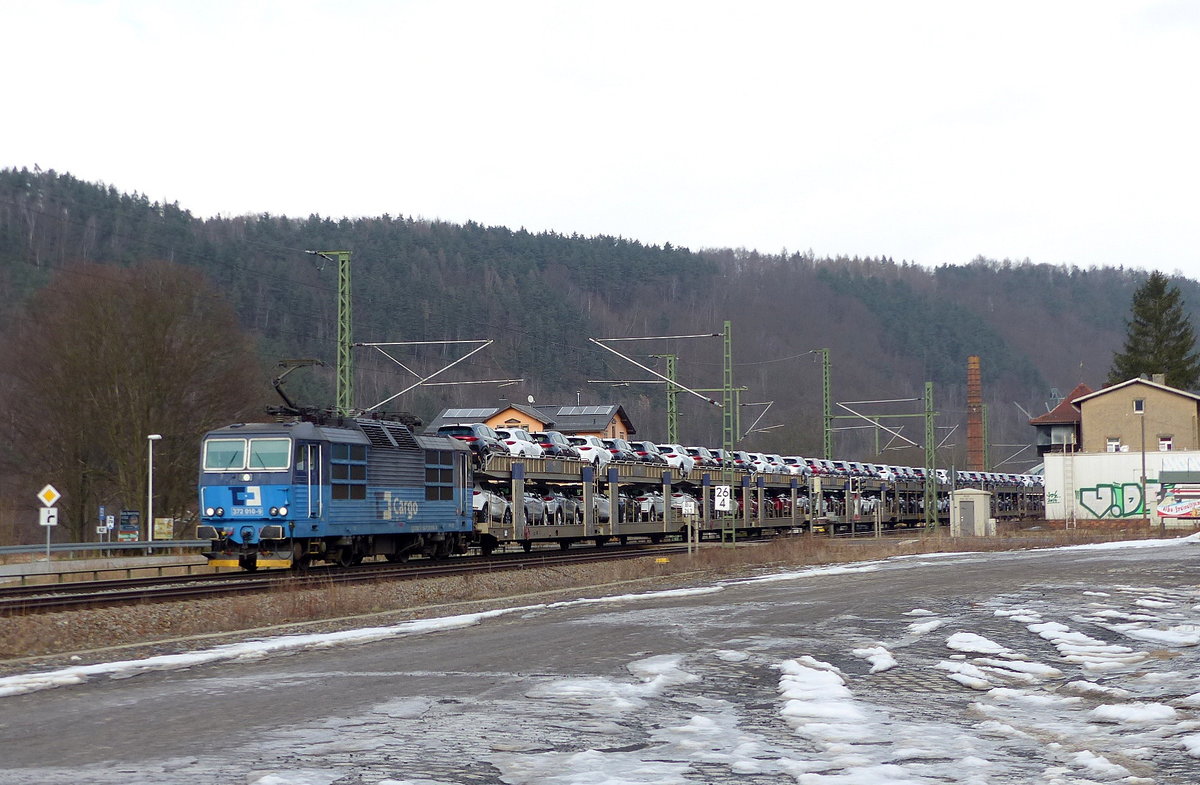 CD Cargo 372 010-9 mit einem Autotransportzug Richtung Dresden, am 17.02.2017 in Königstein.