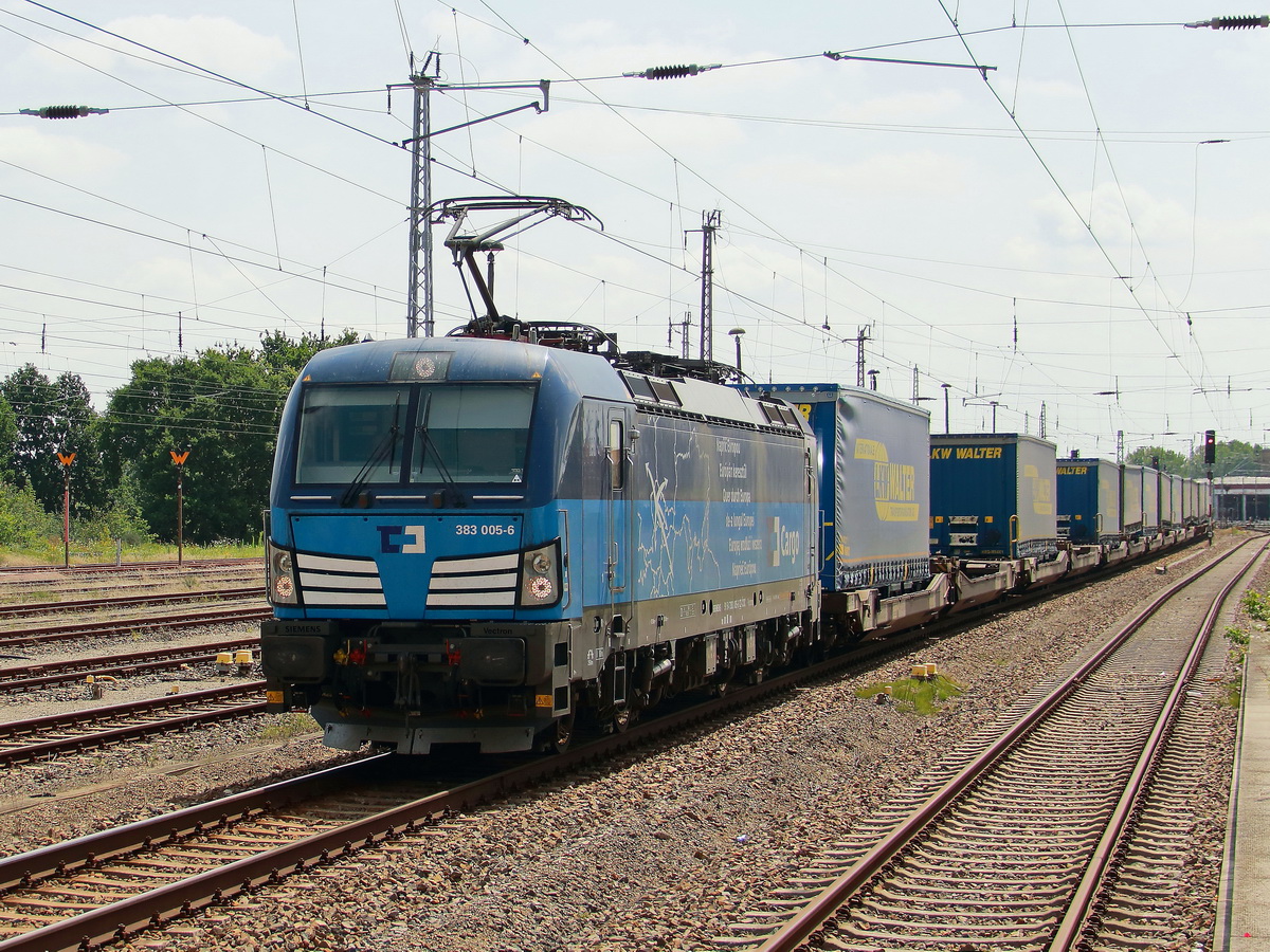 CD Cargo mit 383 005-6 (91 54 7383 0056 CZ-CDV) und KLV-Zug (LKW Walter Trailer) am 20. Juli 2017 im Bahnhof Oranienburg.

