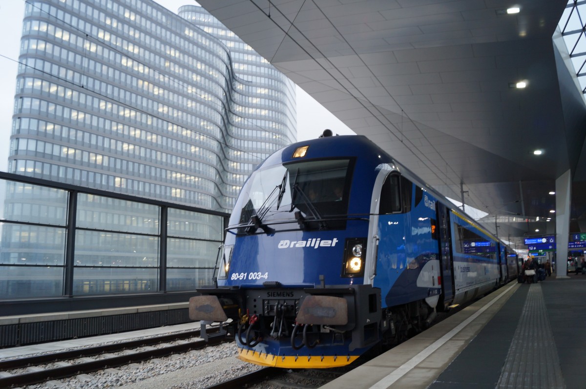 CD railjet in Wien Hbf, im Hintergrund die ÖBB Unternehmenszentrale, am 20.01.2015
