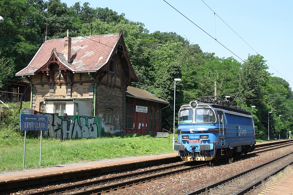 CDC 230 073-9 fährt am 16.Juni 2018 als Lokzug durch die Haltestelle Bratislava Zelezna Studienka.