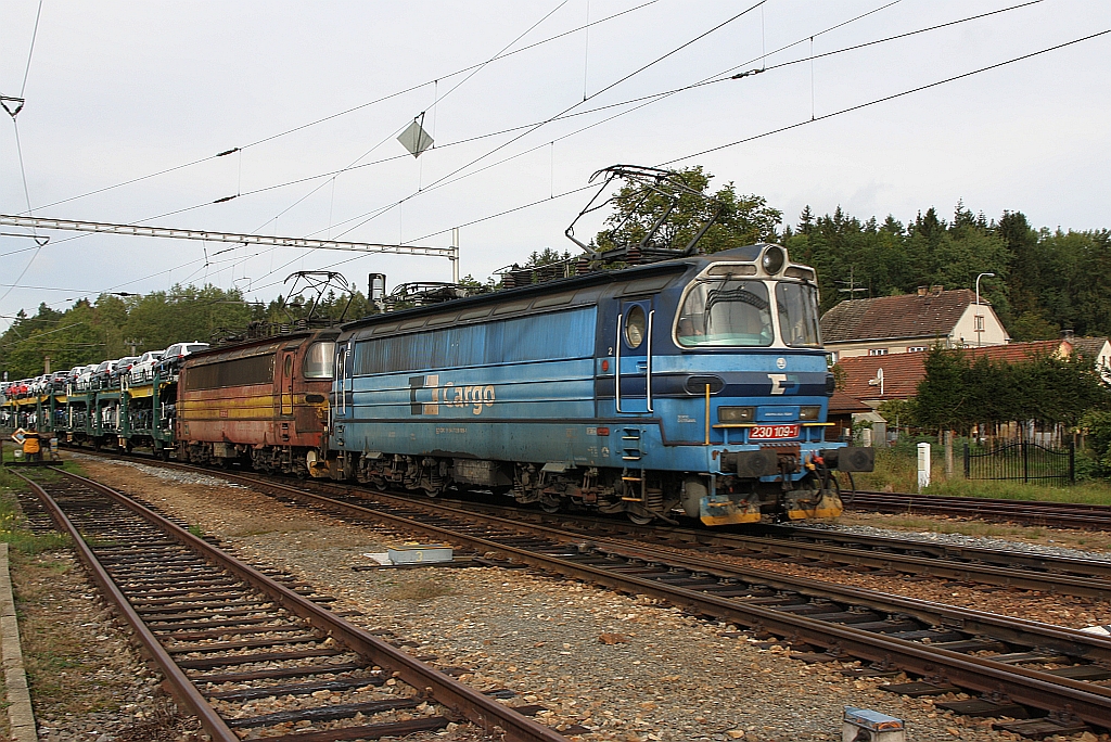 CDC 230 109-1 und 103-4 fahren am 22.September 2018 durch den Bahnhof Kaplice.