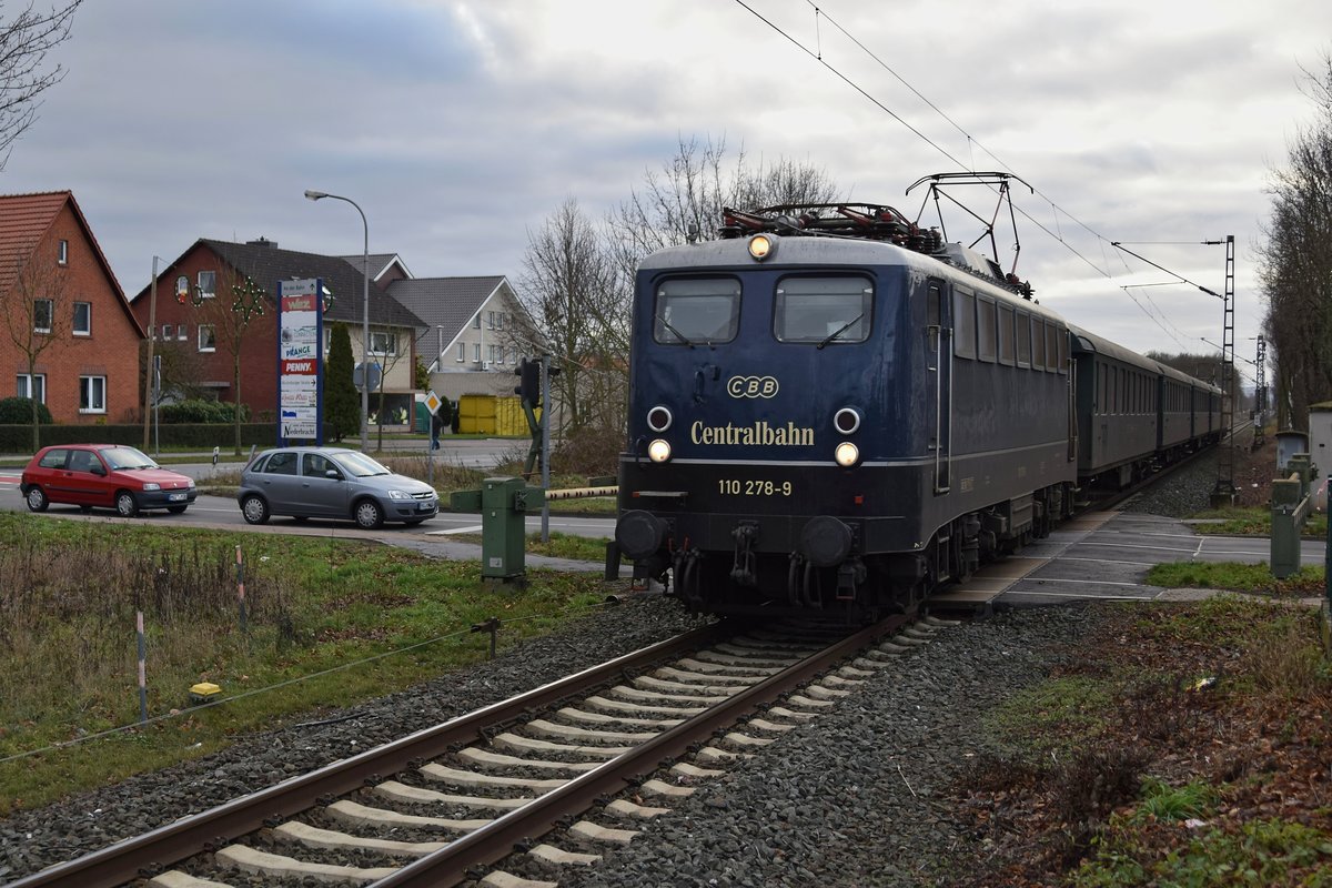 Centralbahn 110 278 und 110 383 (am Ende) mit ehemaligen SBB-Wagen der Gattung AB4, vermietet an Keolis Deutschland (Eurobahn), fahren am 09.01.19 als RE 78 (93487) Bielefeld Hbf - Nienburg (Weser) in den Bf Petershagen-Lahde ein. Dieser Zug soll noch bis 11.01.19 im Regelverkehr von der Eurobahn auf der genannten Strecke eingesetzt werden.