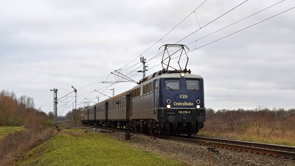 Centralbahn 110 278 und 110 383 (am Ende) mit ehemaligen SBB-Wagen der Gattung AB4, vermietet an Keolis Deutchland (Eurobahn), als RE 78 (93491) Bielefeld Hbf - Nienburg (Weser) bei Windheim am 09.01.18. Dieser Zug soll noch bis 11.01.19 im Regelverkehr von der Eurobahn auf der genannten Strecke eingesetzt werden.
