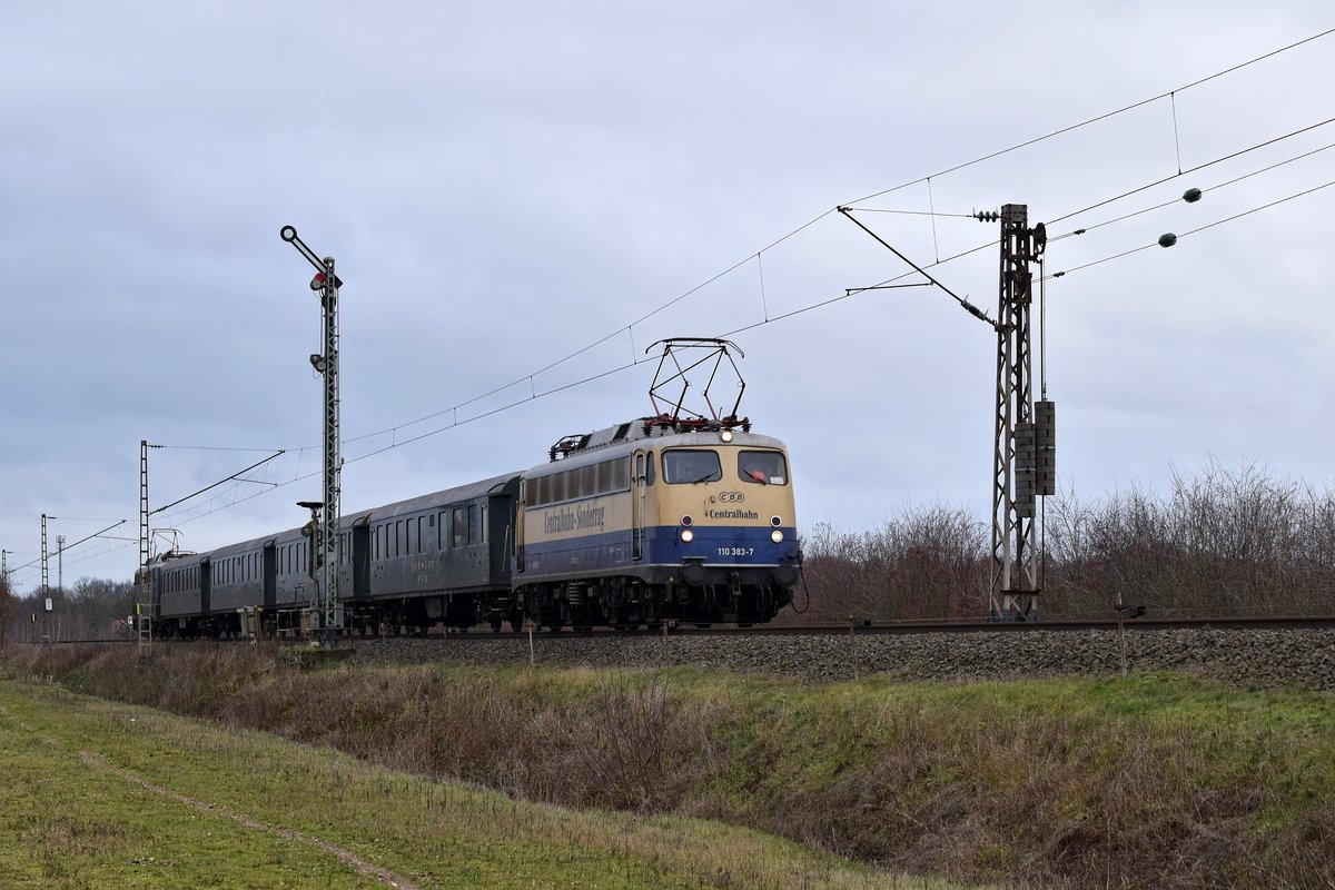Centralbahn 110 383 und 110 278 am Zugschluss (beide ex DB) mit ehemaligen SBB-Wagen der Gattung AB4, vermietet an Keolis Deutschland (Eurobahn), als RE 78 (93490) Nienburg (Weser) - Bielefeld Hbf bei Windheim am 09.01.19. Dieser Zug soll noch bis 11.01.19 im Regelverkehr von der Eurobahn auf der genannten Strecke eingesetzt werden.





