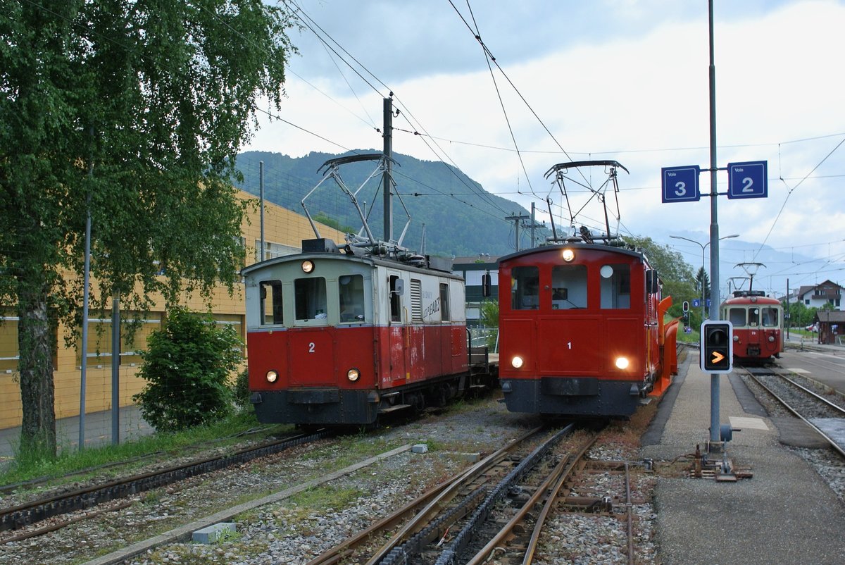 CEV Fotofahrt mit dem BDeh 2/4 Nr. 73 (rechts im Hintergrund): Freundlicherweise gab es in Blonay eine kleine Fahrzeugparade; links: HGe 2/2 Nr. 2 mit Rkmo 201 und Fahrleitungswagen; in der Mitte: HGe 2/2 Nr. 1 und Xrot 91, 16.05.2015.

