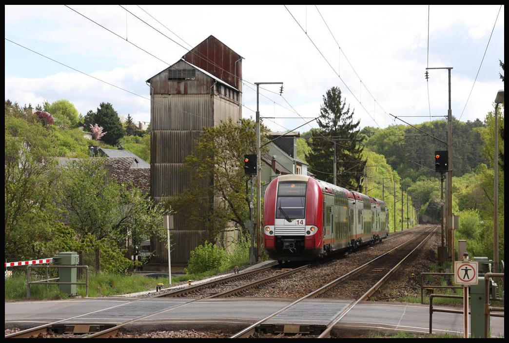 CFL Triebwagen 2214 fährt hier auf dem Weg nach Luxembourg am 28.4.2018 um 11.10 Uhr aus Wasserbillig kommend in Manternach ein.
