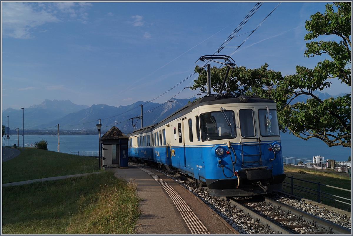 Châtelard VD, halt auf Verlangen, dies wird jedoch nicht angefordert und so fährt der MOB ABDe 8/8 4004 FRIBOURG, unterwegs als Regionalzug 2309 von Les Avants nach Montreux ohne Halt weiter.
8. August 2018