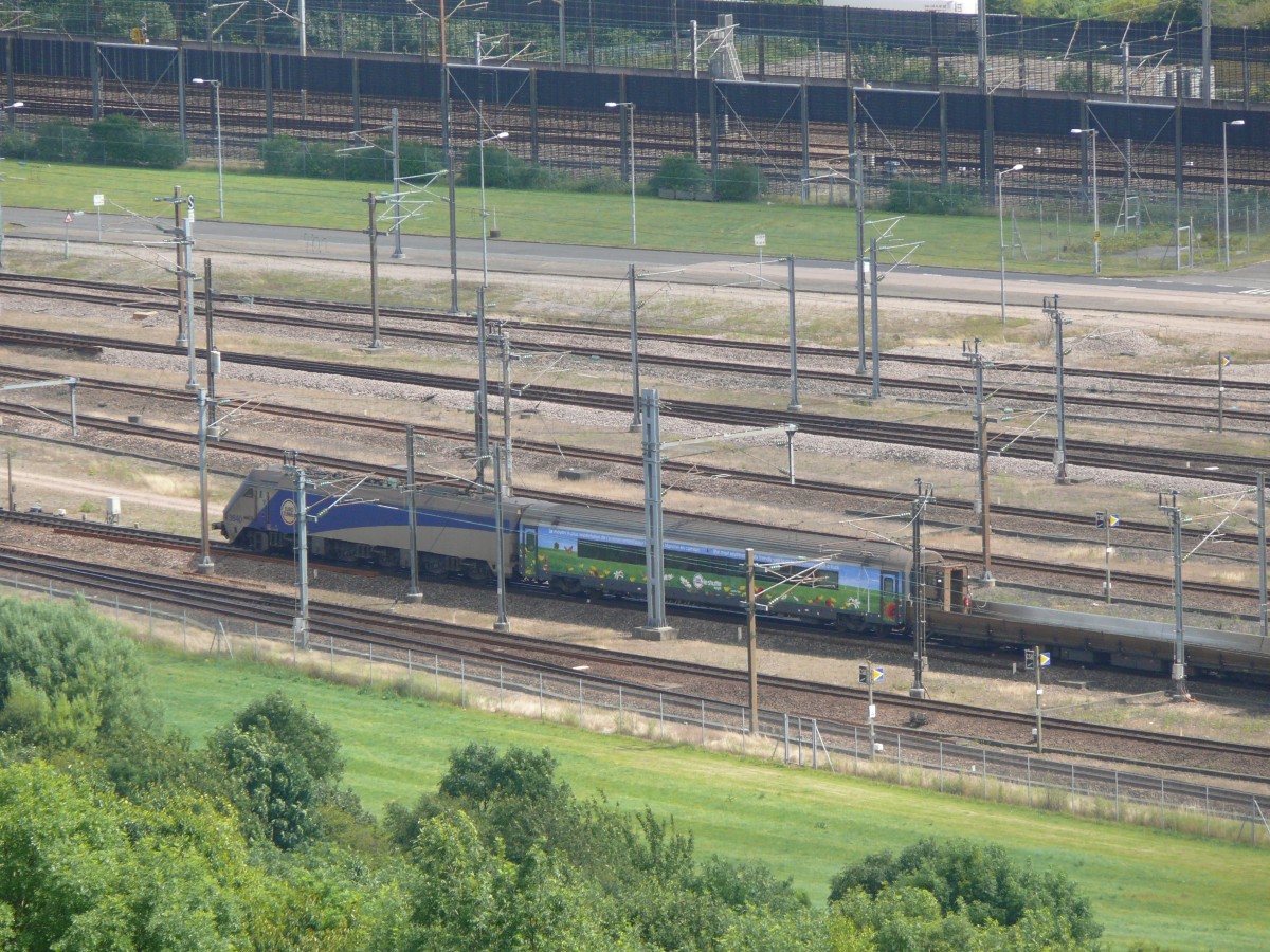 
Channel Tunnel Terminal Folkestone: Anfang vom ausfahrenden Zug Richtung Tunnel am 15. Juli 2014