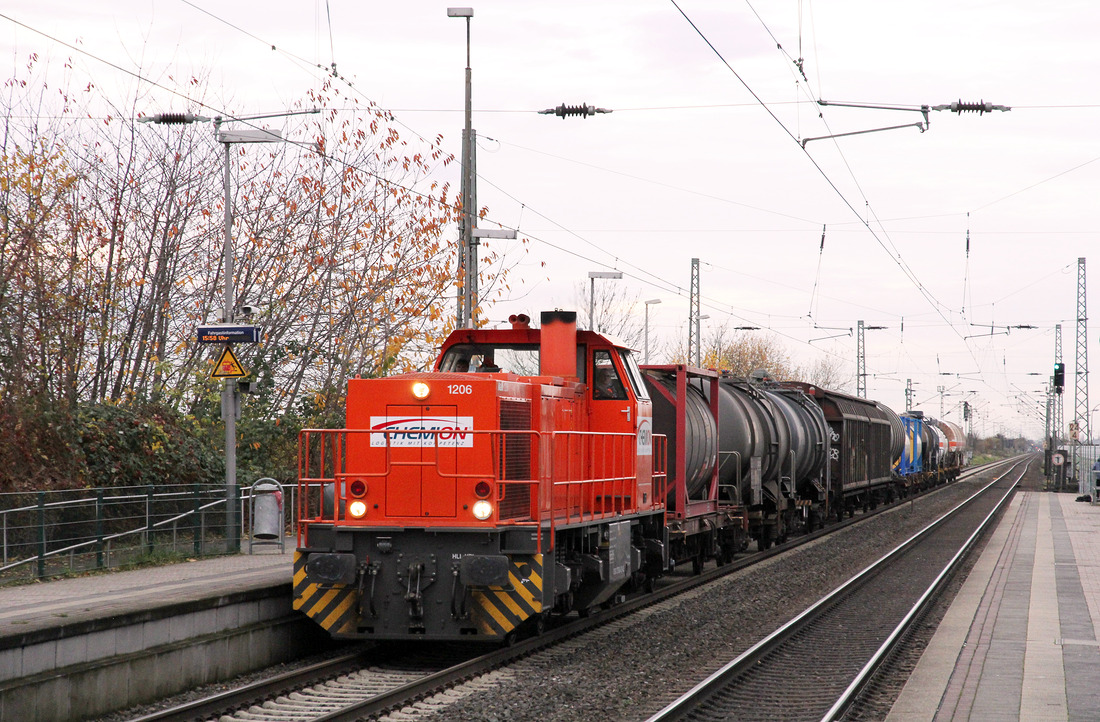 Chemion 275 004 mit der Übergabe von Krefeld-Uerdingen nach Gremberg,
fotografisch dokumentiert am 21. November 2016 im Bahnhof Nievenheim.