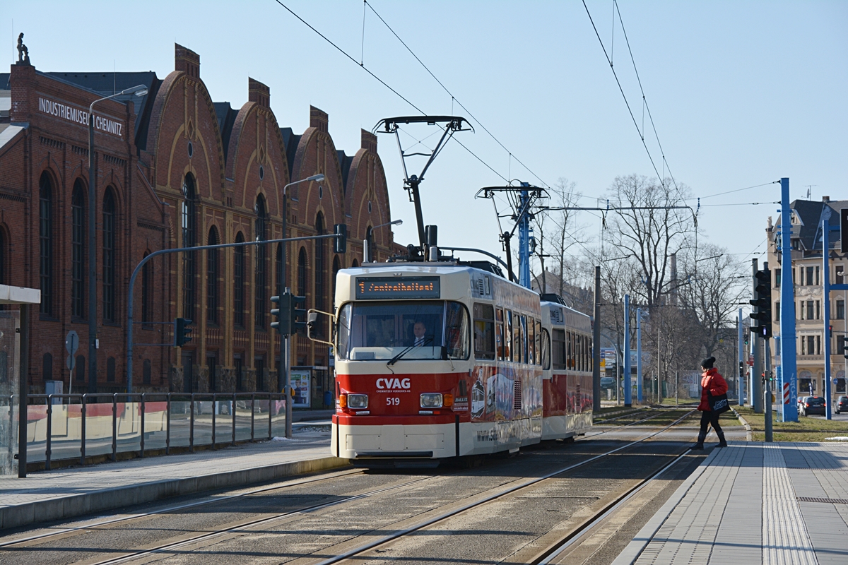 Chemnitz, Zwickauer Straße. Tatra T3DM #519 erreicht die Haltestlle Industriemuseum. Dieser Wagen hat eine Werbung vom Straßenbahnmuseum.