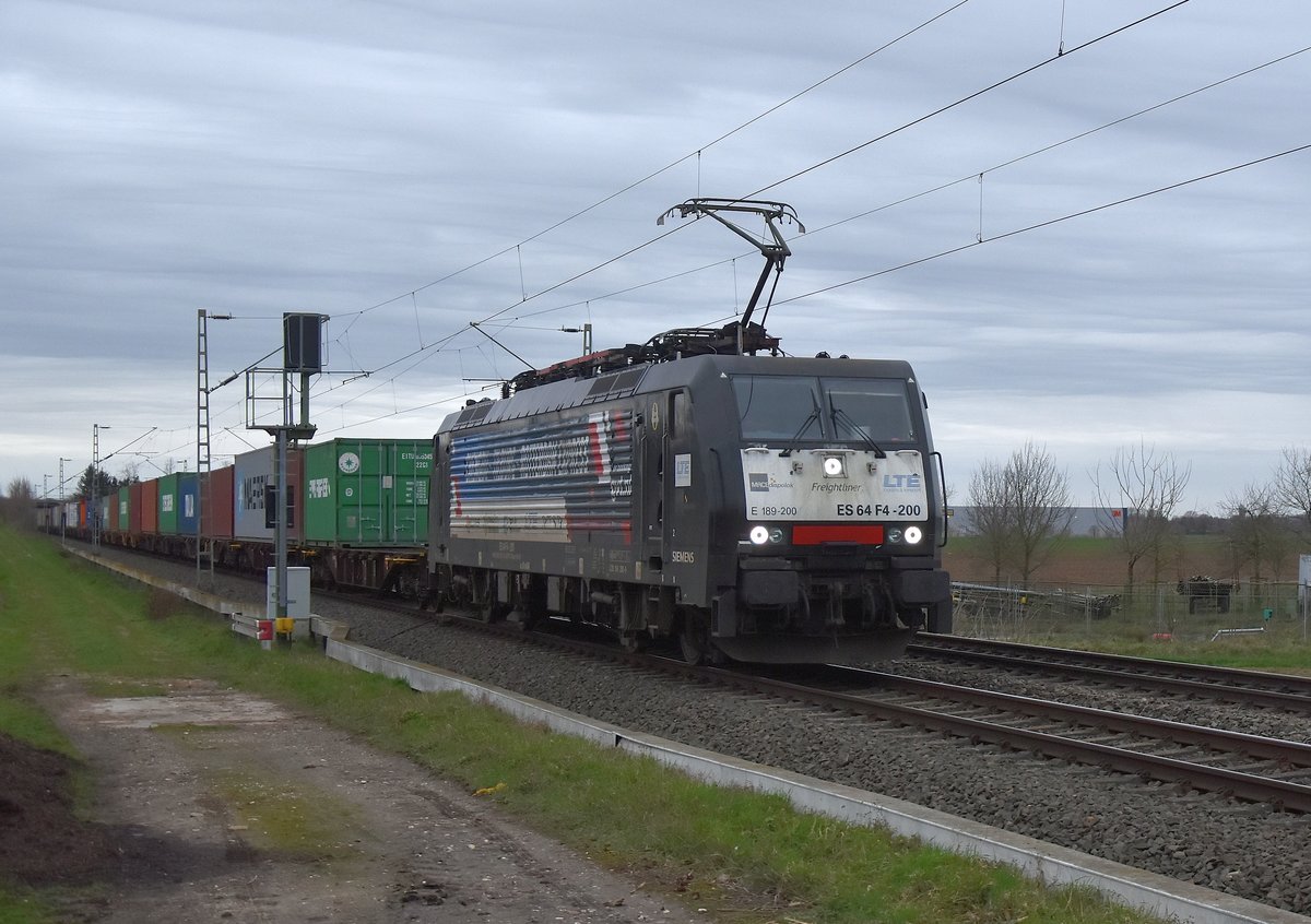 Chengdu-Tilburg-Rotterdam Express steht auf der 189 200 die mit einem Containerzug gen China bei Gubberath am Abend des 12.3.2019 unterwegs.