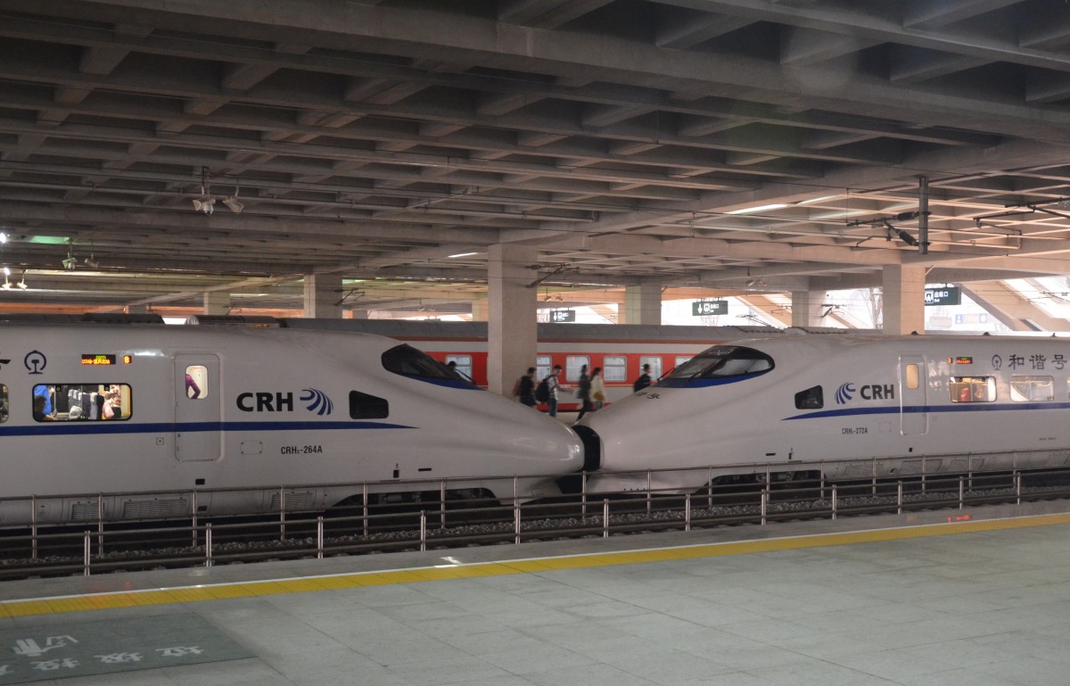 Chinesicher Hochgeschwindigkeitszug  CRH²-264A   gekoppelt mit   CRH²272A im Bahnhof von Yichang am 26.10.2014.