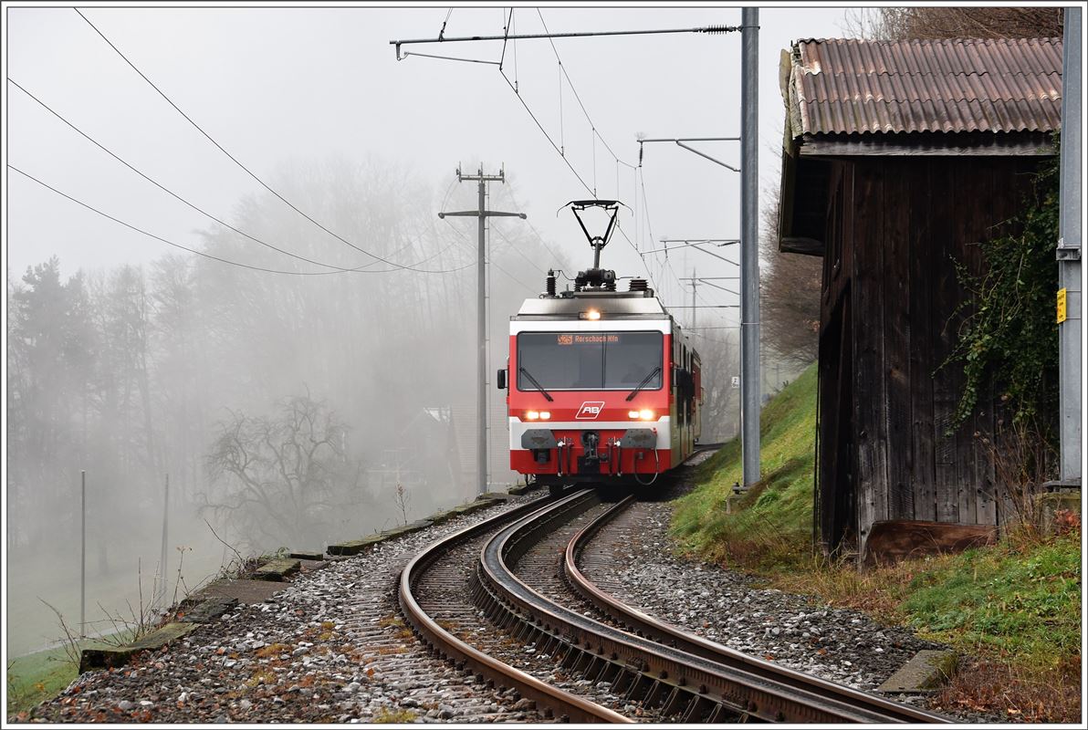 Chlausentreffen und Weihnachtsmarkt in Wienacht-Tobel. BDeh 3/6 25 nähert sich der Station Wienacht-Tobel. (27.11.2016)