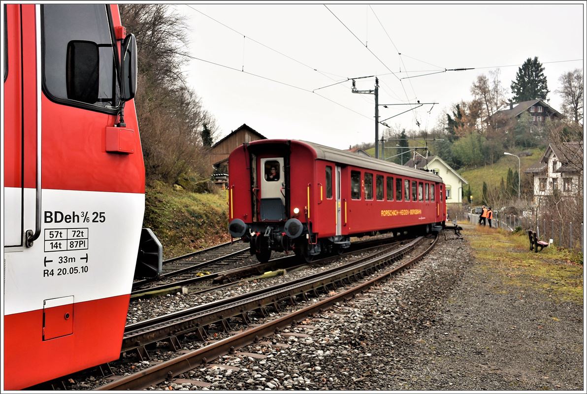 Chlausentreffen und Weihnachtsmarkt in Wienacht-Tobel. Extrazug mit ABDeh 2/4 23 und B11 fahren in die Ausweiche. (27.11.2016)