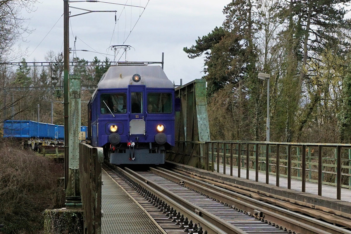 Ciné Tunnel Kino/SOB: Ausserhalb der heimischen Geleise.
Am 5. April 2018 haben der Triebwagen ABe 526 290-2, ehemals SOB, und die beiden Wagen 55 85 89 29 011-0 und 55 85 8929 012-8 die Werkstätte in Oberburg nach Gänsbrunnen verlassen.

Bei den drei Fahrzeugen wurde in den letzten Tagen der jährliche Unterhalt durchgeführt.

Beim Passieren der Emmenbrücke Biberist.
Foto: Walter Ruetsch  
