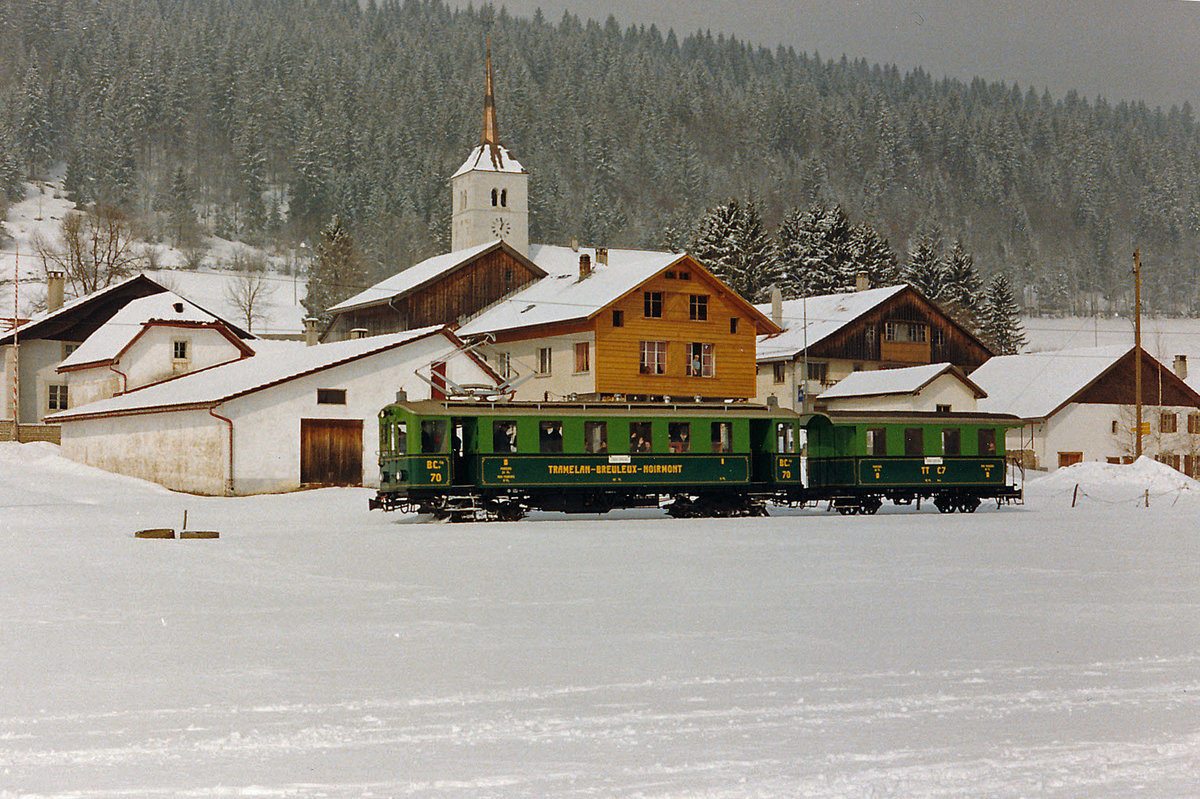 CJ: Der historische Zug der CJ bestehend aus dem BCe 2/4 70 mit Baujahr 1913 und dem passenden C 7 ausserhalb der heimischen Geleisen auf der CMN bei La-Sagne-Eglise-Village im März 1987.
Foto: Walter Ruetsch