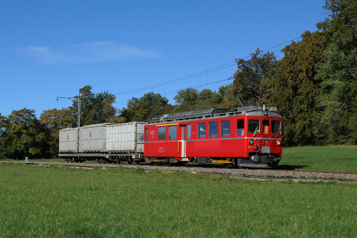 CJ: Mit etwas Fotografenglück konnten am 29. September 2016 innert kurzer Zeit drei verschiedene Gütertriebwagen zwischen Le Noirmont und Tavannes mit viel Sonne im Bilde festgehalten werden.
Zusätzlicher Kehrichtzug mit dem Reserve-Gütertriebwagen ABe 4/4 641, ehemals RhB Chur Arosa.
Foto: Walter Ruetsch