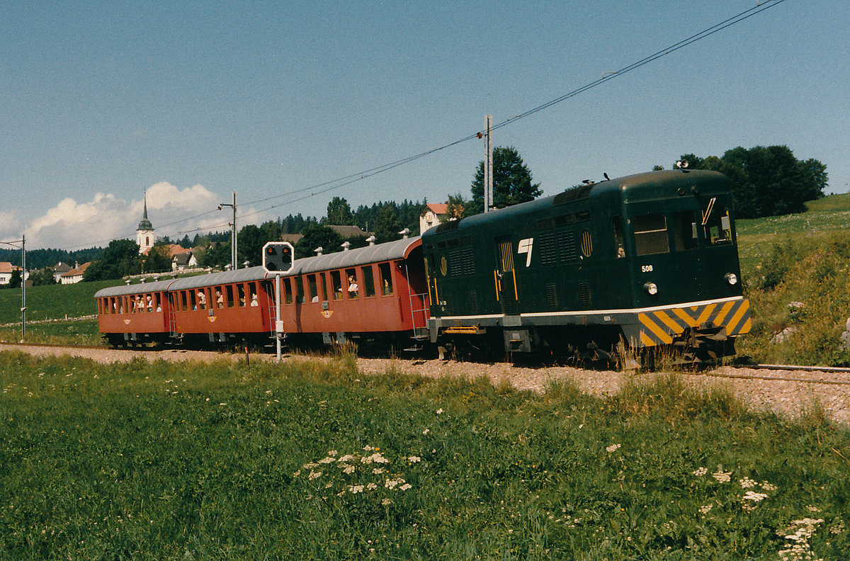 CJ/SBB: Sonderzug mit Gm 4/4 508 (ehemals VED T1) und drei B4 (ehemals SBB Brünig) bei Les Breuleux im August 1986.
Foto: Walter Ruetsch
