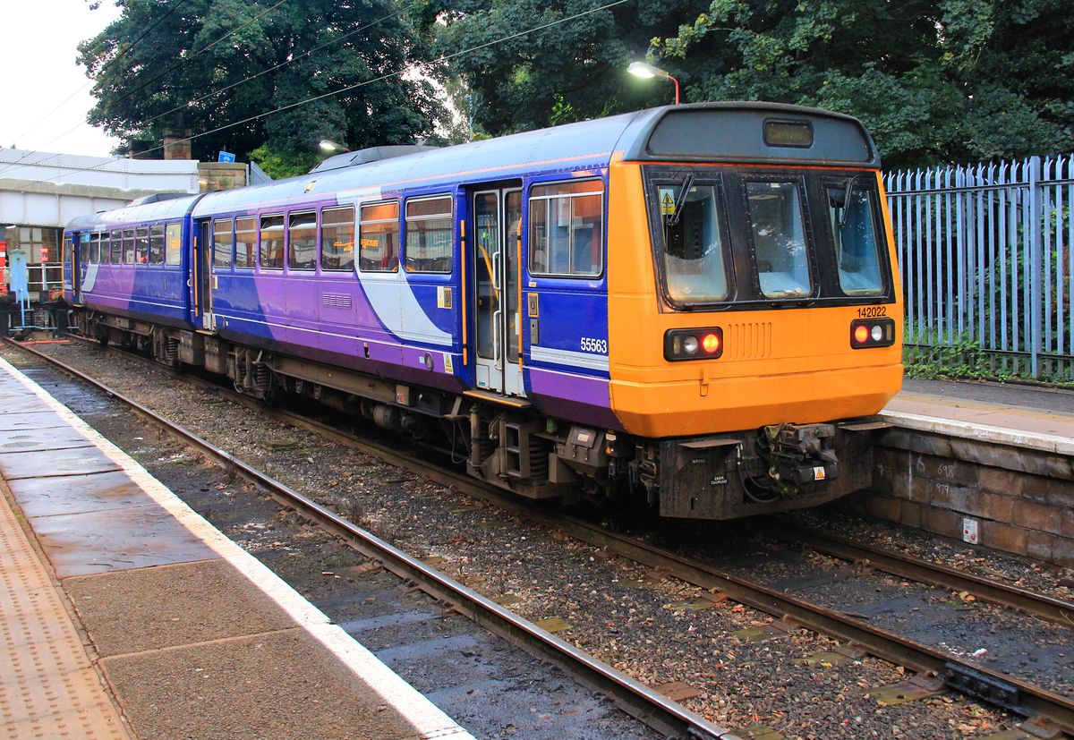 Class 142. Diese eigenartigen Fahrzeuge mit Autobus-Kasten und zweiachsigem Untergestell aus den 1980er Jahren finden sich noch weit verbreitet in England. Besonders auf alten Gleisen mit Schienenstössen sind sie sehr unbeliebt, vermitteln aber ein einmaliges Fahrgefühl. Im Bild steht Einheit 142 022 in Lancaster, 25.September 2017 