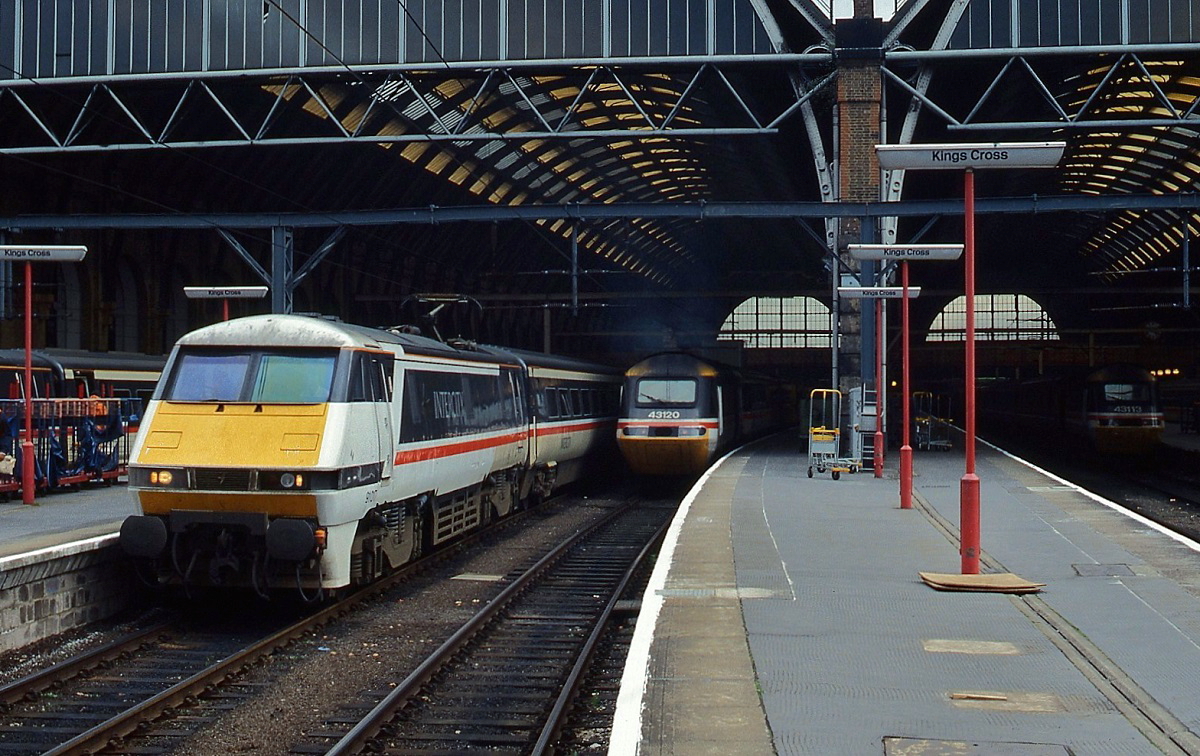 Class 91 017 und Class 43 120 warten im April 1992 in London Kings Cross mit ihren Intercitys auf die Abfahrt