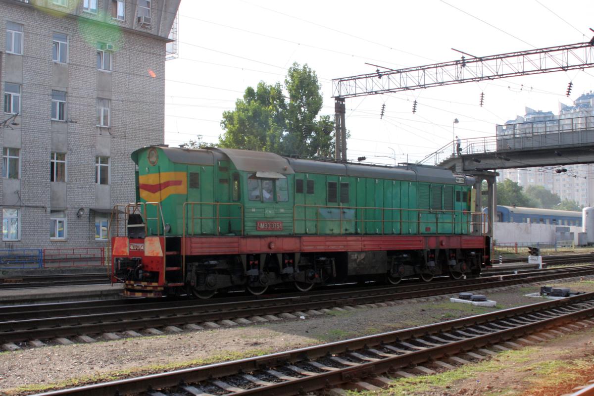 Cmellak 3754 war eine von zwei am 2.9.2009 im Hauptbahnhof Odessa eingesetzten Rangierlokomotiven. Hier steht sie vor dem Stellwerk an der Bahnhof Einfahrt.