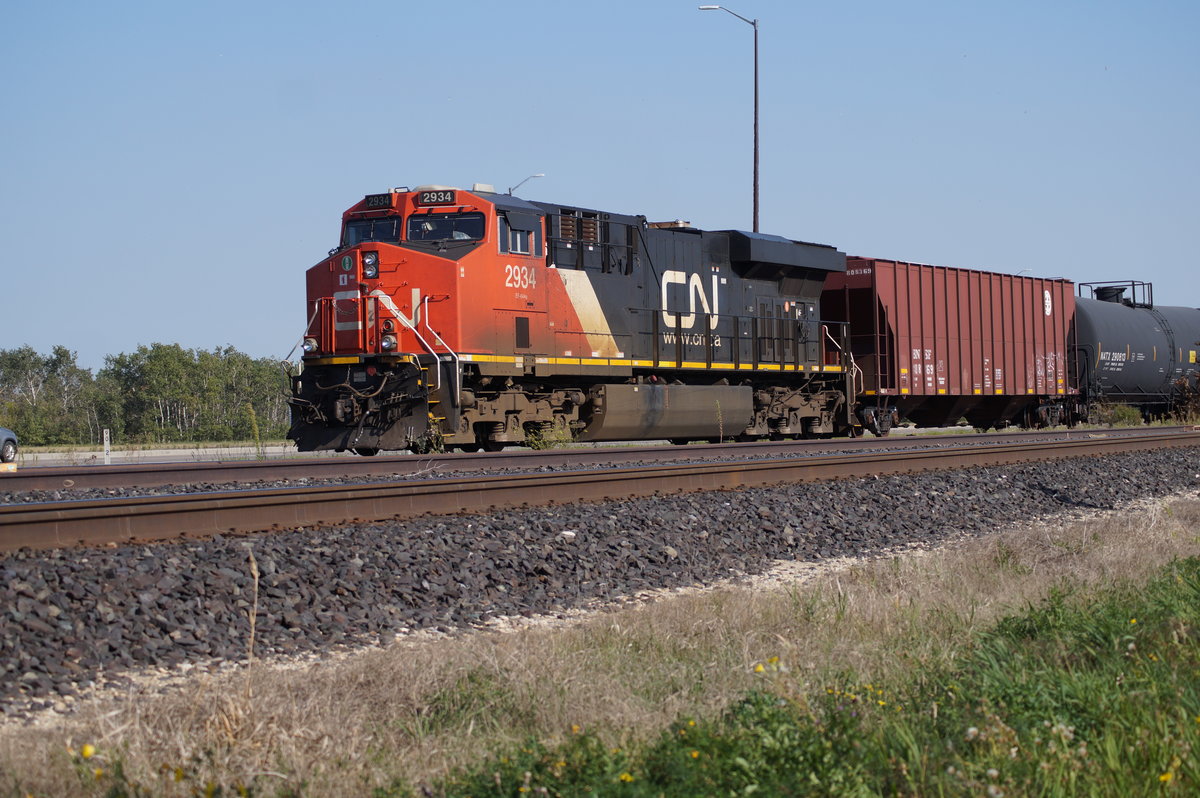 CN 2934 schiebt einen schweren Güterzug, gezogen von CN 3047 und 2838, nach.
Navin / MB (Winnipeg), 09.09.2017