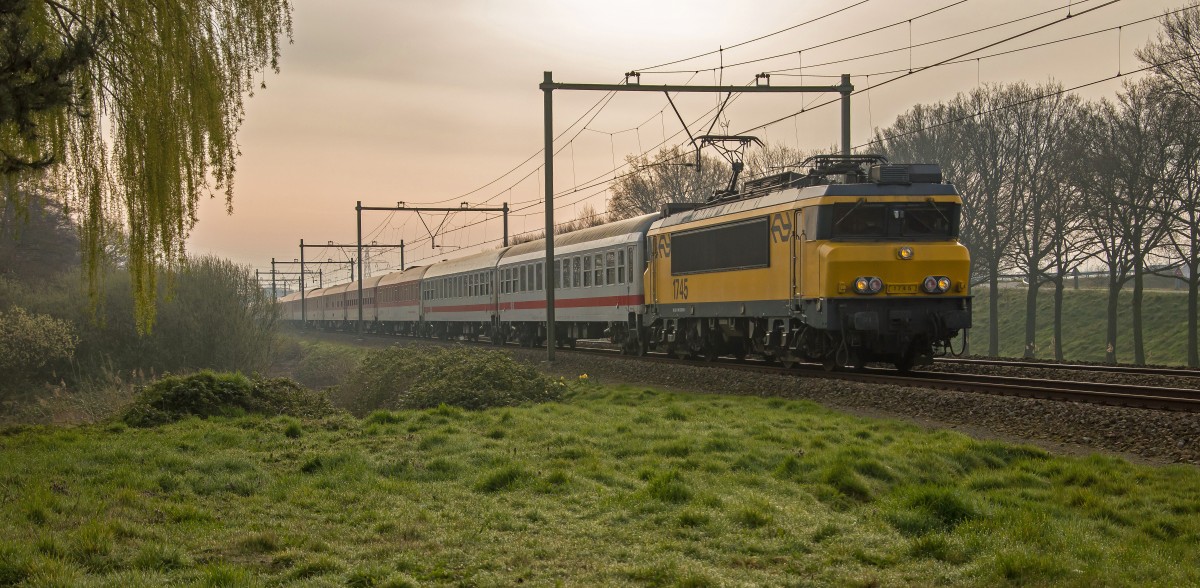 CNL 456 aus Praha en Warszawa kommt bei Maarsbergen (NL). 30-03-2014