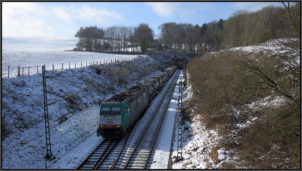 Cobra 2825 fährt mit ihrer Güterfracht aus Belgien downtown nach Aachen West.Hier zu sehen auf der Montzenroute am Gemmenicher Tunnel am 31.Januar 2015. 