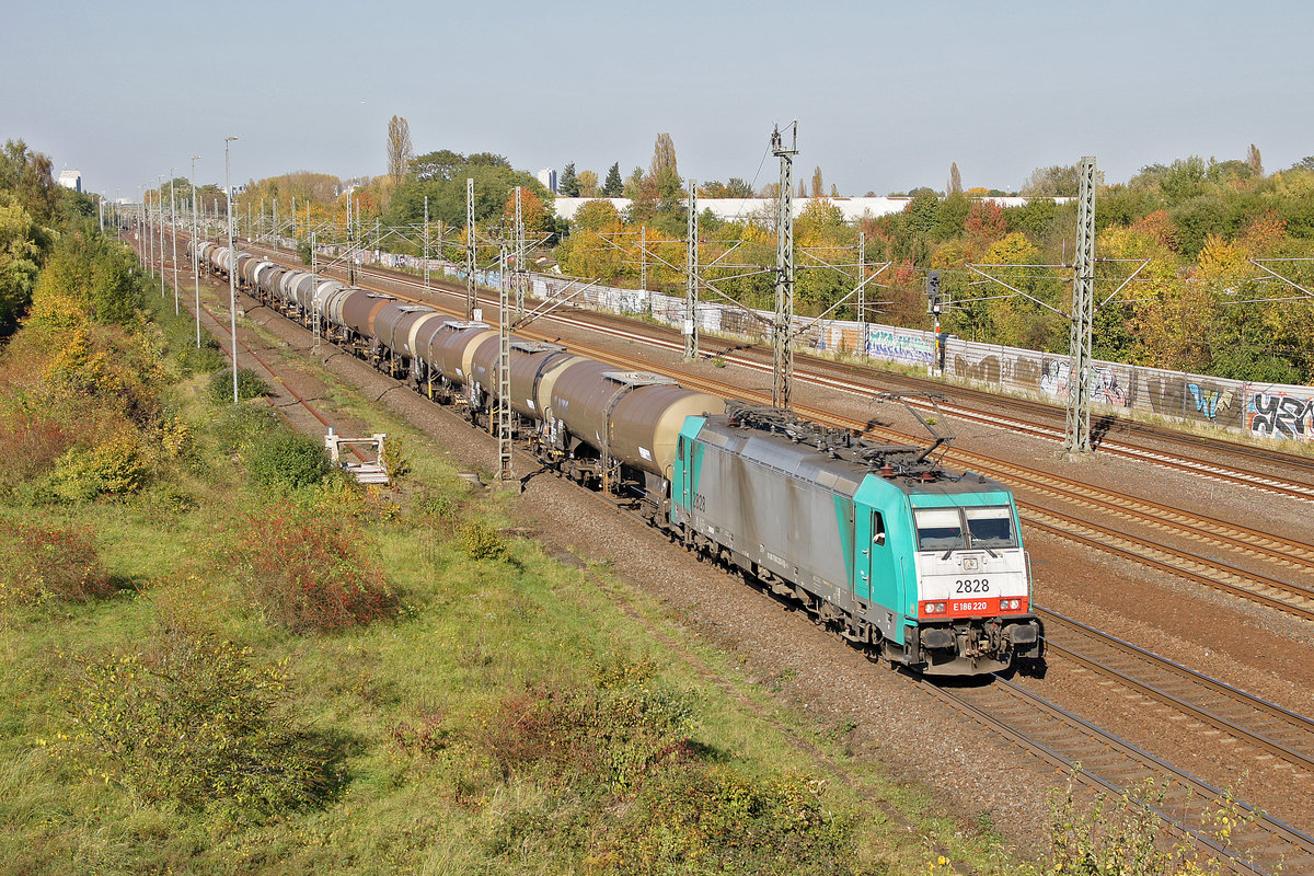Cobra 2828 - Lokomotive E 186 220 am 15.10.2017 in Porz am Rhein.