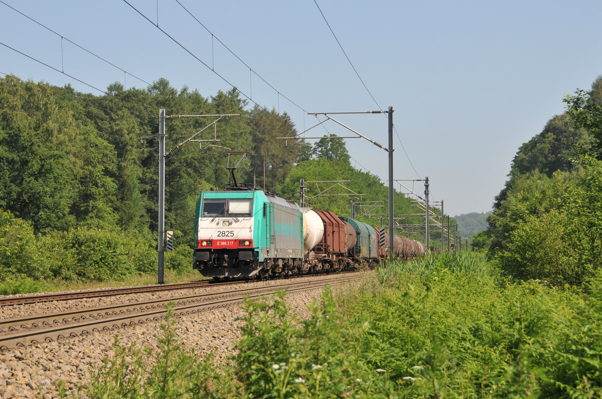 Cobra-Lok 186 217 alias 2825 befördert einen gemischten Güterzug von Aachen-West kommend in Richtung Montzen. Aufgenommen am 06/06/2018 im Gemmenicher Wald bei Moresnet-Chapelle.