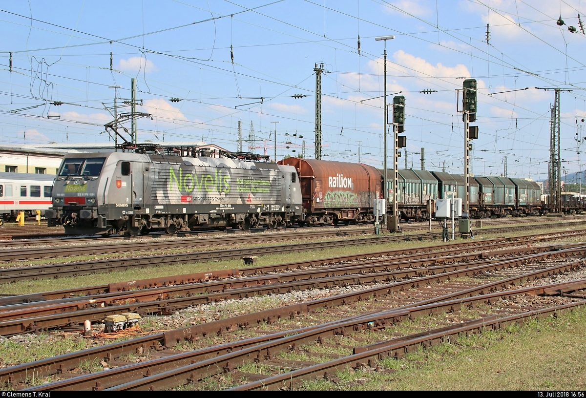 Coilzug mit 189 994-7 (Siemens ES64F4-094)  Sierre  der SBB Cargo bzw. Novelis Inc. bzw. VTG Rail Logistics durchfährt den Bahnhof Basel Bad Bf (CH) in nördlicher Richtung.
Aufgenommen vom öffentlich zugänglichen Parkplatz neben der Schwarzwaldallee.
[13.7.2018 | 16:56 Uhr]