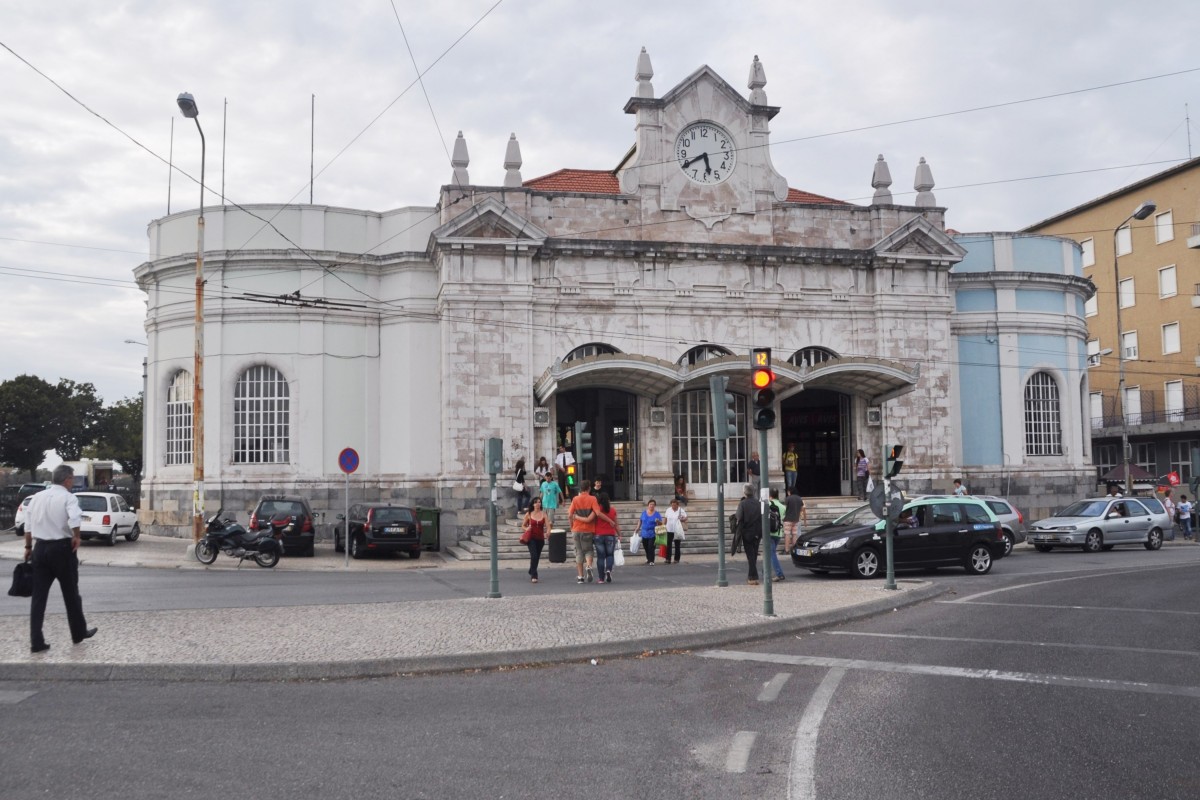 COIMBRA (Distrikt Coimbra), 24.09.2013, Blick auf das Bahnhofsgebäude des Bahnhofs Coimbra-A, des in der Stadt gelegenen, eigentlichen Hauptbahnhofs, der heute aber nur noch dem Regionalverkehr dient