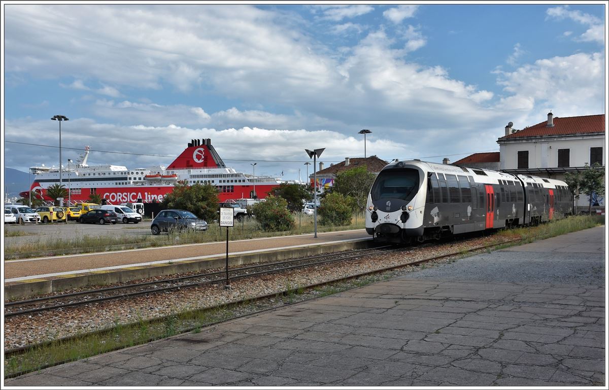 Collectivité Territoriale de Corse. Der Bahnhof Ajaccio befindet sich in der Nähe des Fährterminals. (19.05.2017)