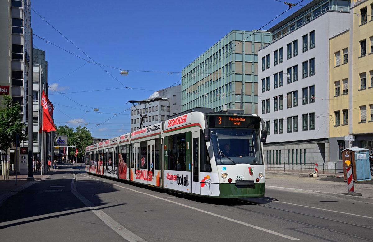 Combino 859 als Linie 3 in der Haldenstrasse, im Hintergrund sieht man bereits die Rampe für die neue Straßenbahnstrecke, die in Zukunft unter dem Hauptbahnhof durchgehen wird, 21.07.2015.