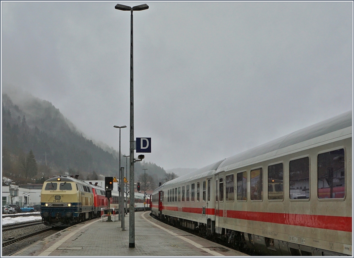 Conny bringt Farbe in den grauen Alltag: die  Bundesbahn  218 460-4 der Westfrankenbahn befördert mit einer weiteren V 218 den EC 191 durchs Allgäu Richtung München und konnte bei der Durchfahrt in Immenstadt fotogarfiert werden. 

15. März 2019