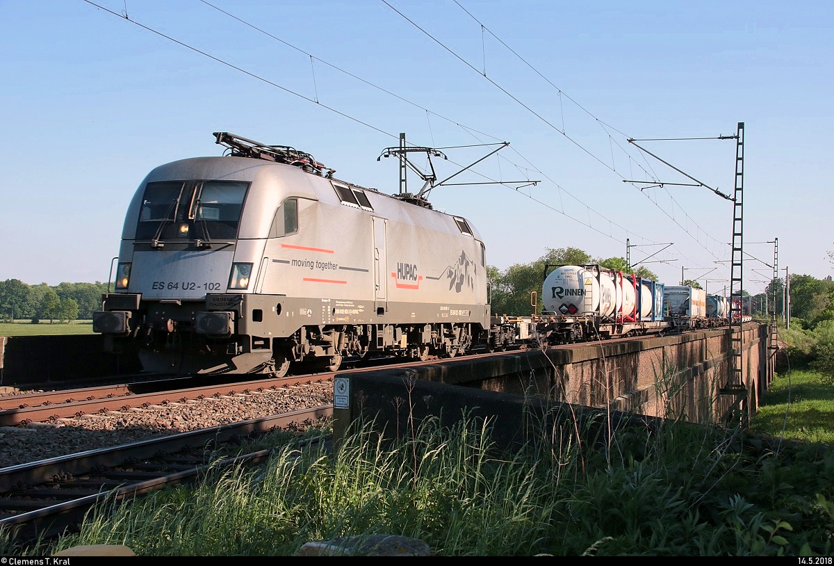 Containerzug mit 182 602 (Siemens ES64U2-102) der Hupac AG passiert die Steinlache bei Kollenbey auf der Bahnstrecke Halle–Bebra (KBS 580) Richtung Halle (Saale).
[14.5.2018 | 17:55 Uhr]