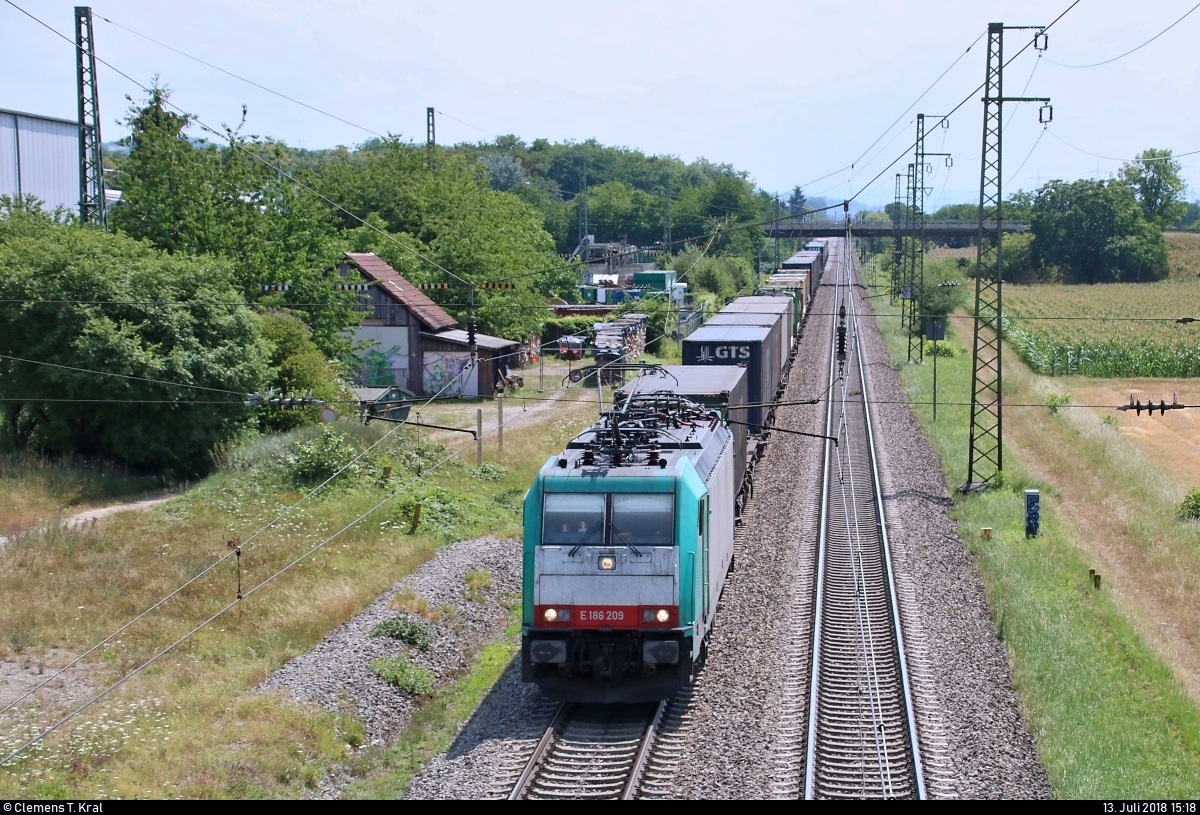 Containerzug mit 186 209-3 der Crossrail AG durchfährt den Haltepunkt Auggen auf der Bahnstrecke Mannheim–Basel (Rheintalbahn | KBS 703) Richtung Freiburg im Breisgau.
Aufgenommen im Gegenlicht von einer Fußgängerbrücke.
[13.7.2018 | 15:18 Uhr]