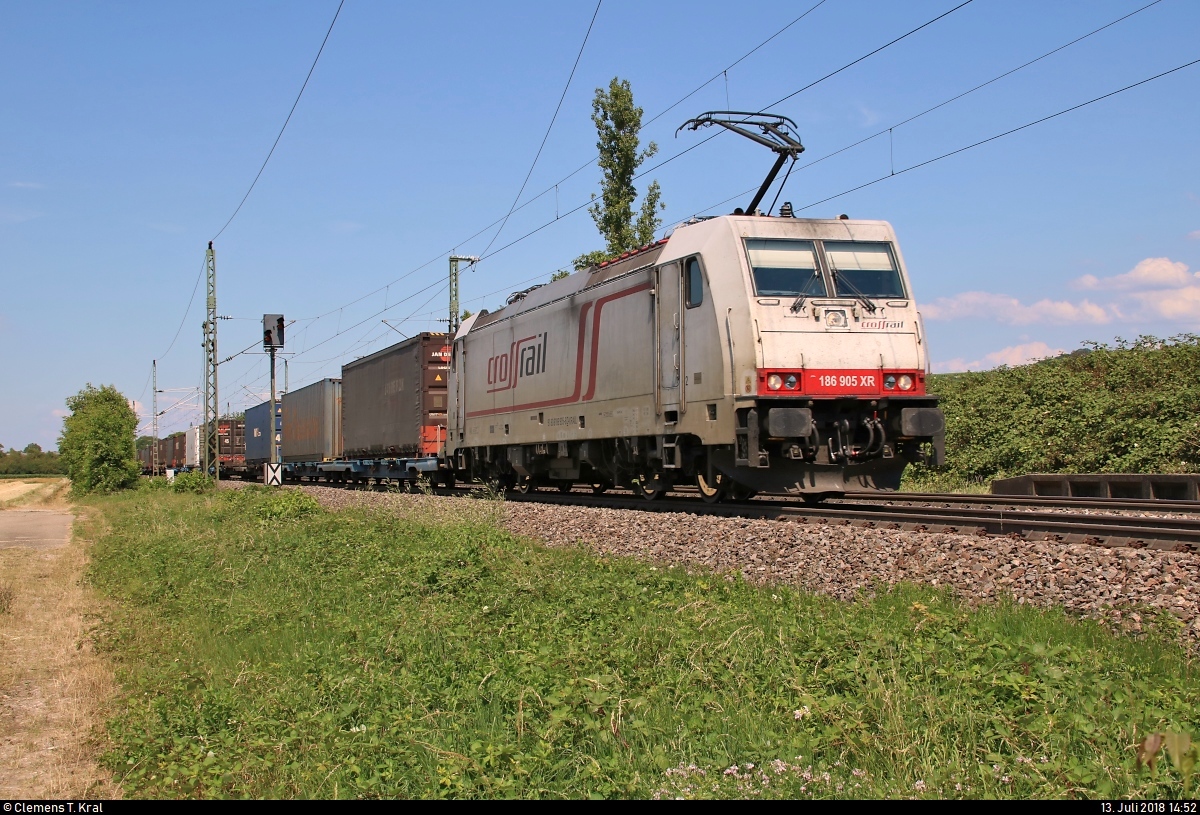 Containerzug mit 186 905-6 der Crossrail AG durchfährt den Haltepunkt Auggen auf der Bahnstrecke Mannheim–Basel (Rheintalbahn | KBS 703) Richtung Basel (CH).
[13.7.2018 | 14:52 Uhr]