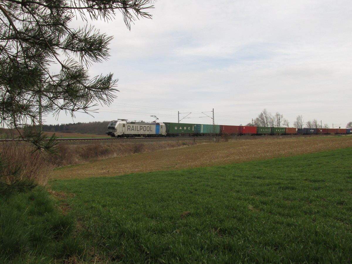 Containerzug mit 193 801-8 in Ruppertsgrün\ Vogtland am 11.04.2015