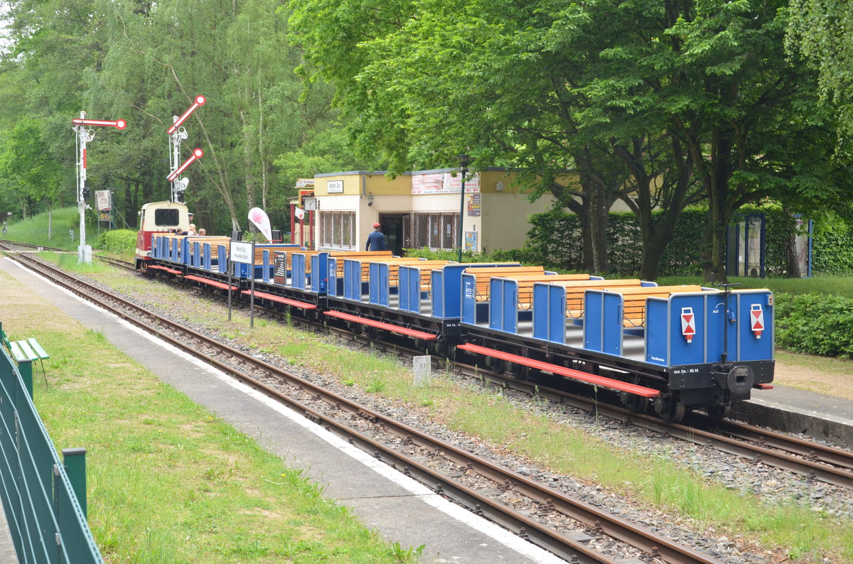 Cottbuser Parkeisenbahn  PE-Lok  199-3. Lok Gw.7t,  Br Gw 6t, mit Diesel-Antrieb. Hier am Haltepunkt Bahnhof Zoo. Gesehen am 19.05.2017.