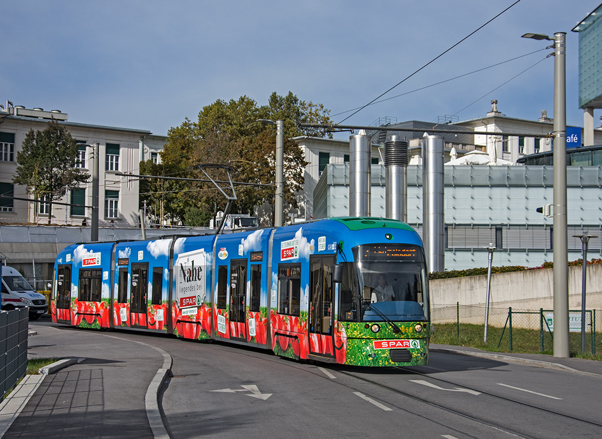 CR 658 mit der Vollwerbung für die Spar Steiermark als Linie 7 in der Stiftingtalstraße, 13.10.2016. 