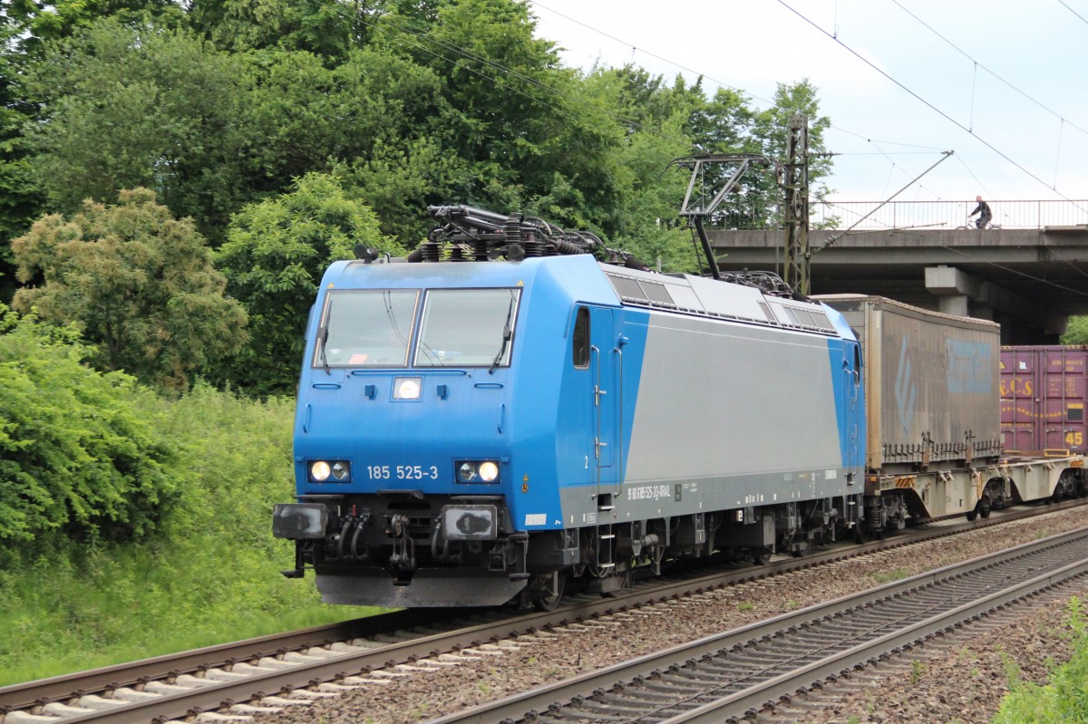 Crossrail 185 525-3 mit KLV Zug am 19.06.2015 zwischen Gundelfingen und Denzlingen. 