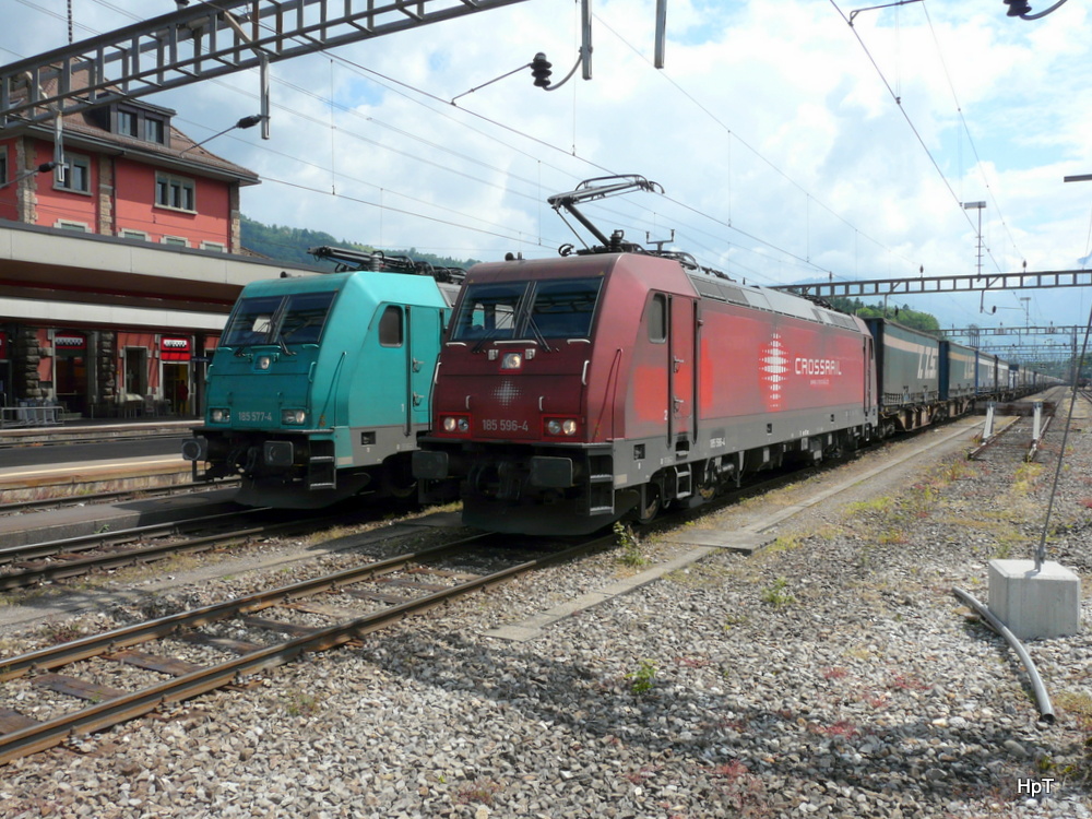 Crossrail - Lok 185 596 und 185 577 vor Güterzuügen im Bahnhof von Arth-Goldau am 29.05.2014