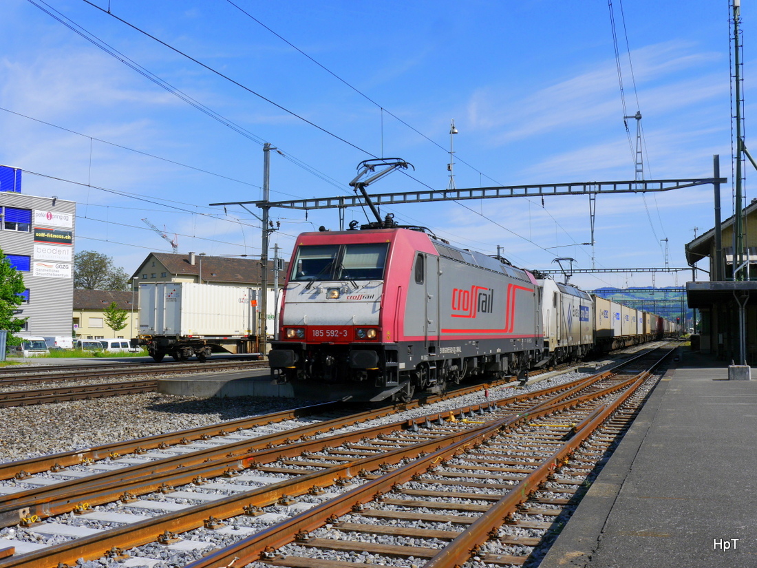 Crossrail - Loks 185 592-3 mit 185 581-6 mit Güterzug bei der durchfahrt im Bahnhof von Gwatt am 14.05.2015