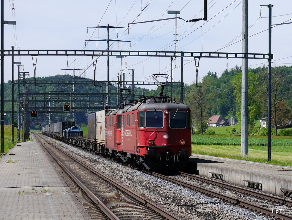 Crossrail - Loks  436 114-3 mir 436 112-7 vor Güterzug bei der durchfahrt im Bahnhof Wynigen am 20.05.2014