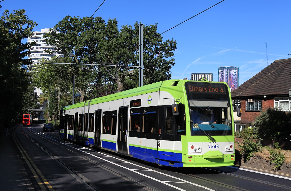 Croydon Tw 2548, Addiscombe Road, 23.08.2016. Für diesen Betrieb stellt die Trassierung in der Straße eine Seltenheit dar. Man erkennt, daß das Ortszentrum nah ist. Die Aussenäste wurden entweder wild durch die Wiesen trassiert - oder es wurden alte Bahnlinien recycelt.